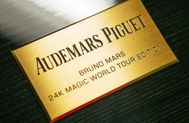 表盒上镶嵌“Bruno Mars 24K Magic World Tour Edition”的刻牌。