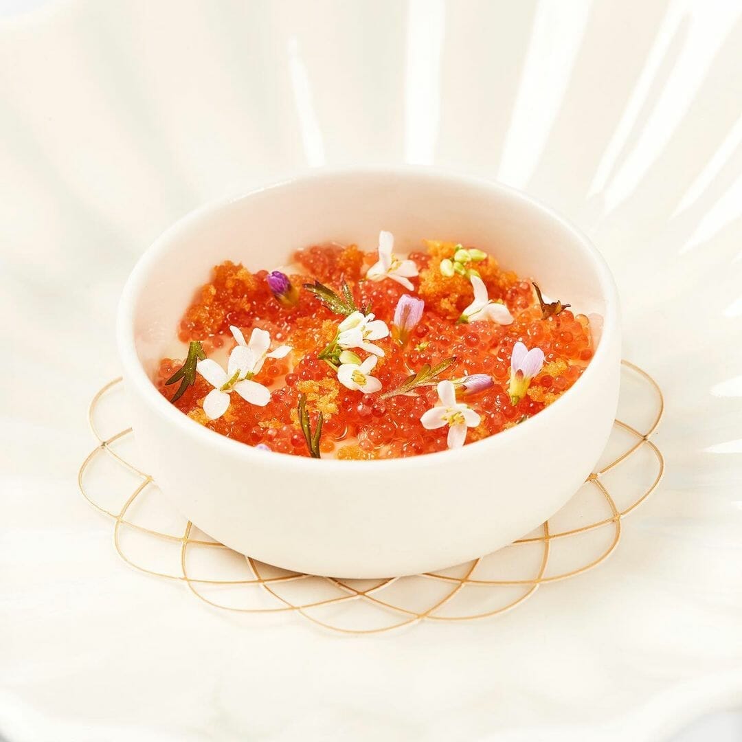 轻微熏制的块状鱼子，加上牛奶、羽衣甘蓝和苹果的层次感