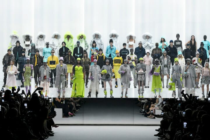 Fendi因为Baguette包在纽约办秀，连大品牌也推出联名包款