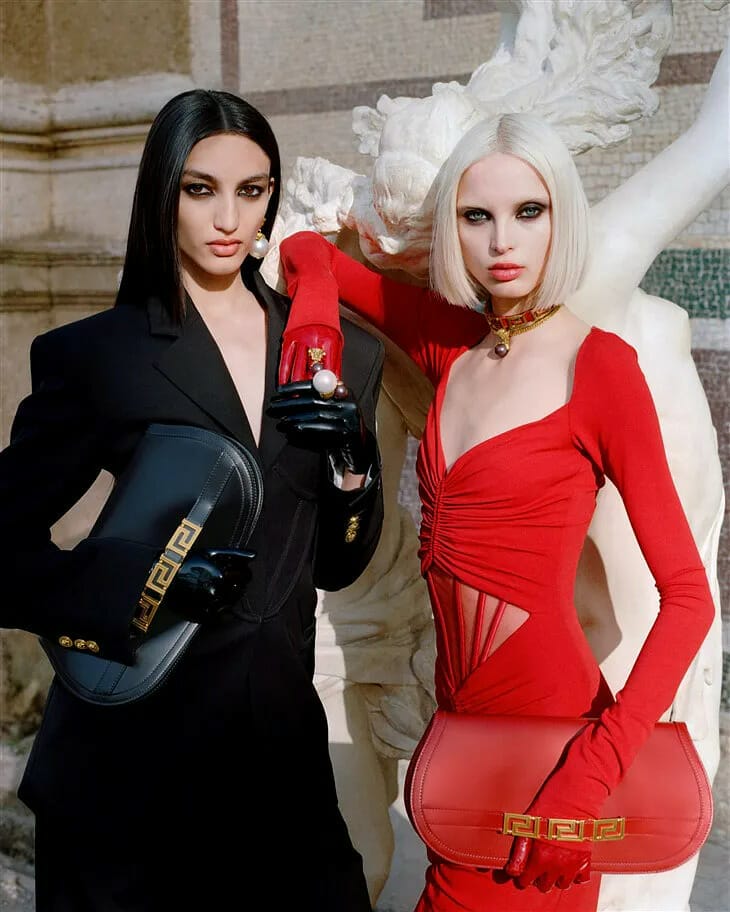 新系列也发布了多款小型配饰，其中包括链带钱包、小型手拿包和卡片套，每款皆以金色希腊回纹点缀