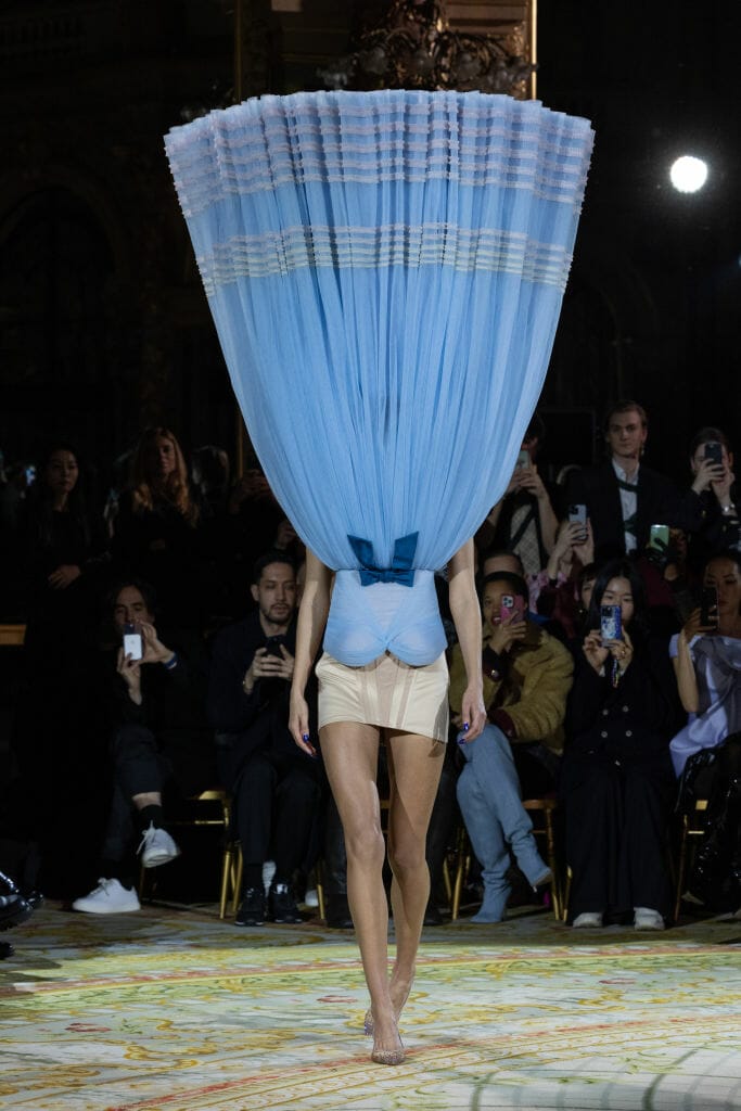 Viktor & Rolf : Runway – Paris Fashion Week – Haute Couture Spring Summer 2023