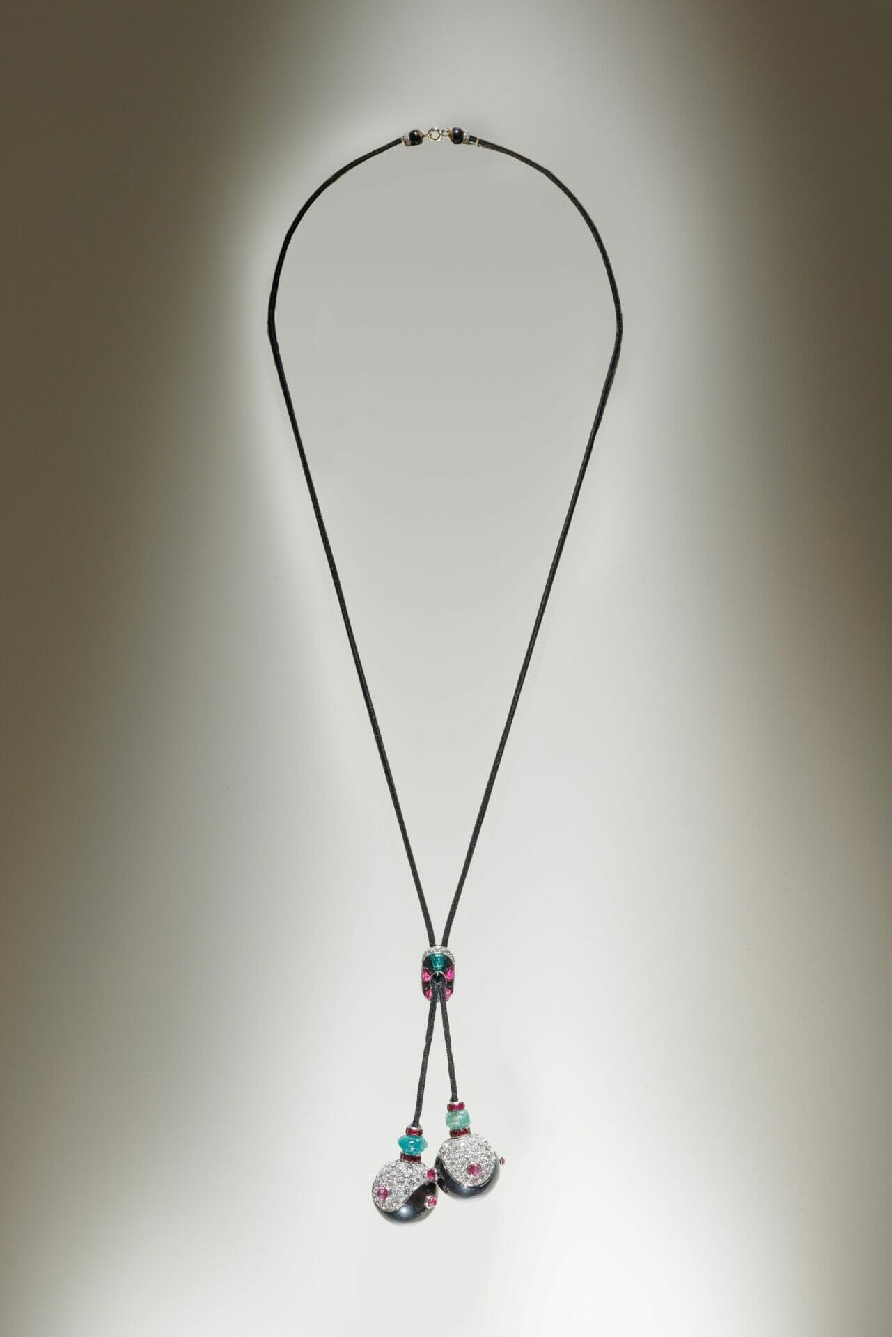 1919年创作的阴阳吊坠以铂金、金、钻石、祖母绿、红宝石、缟玛瑙、黑色珐琅和黑色丝绳打造。2 2