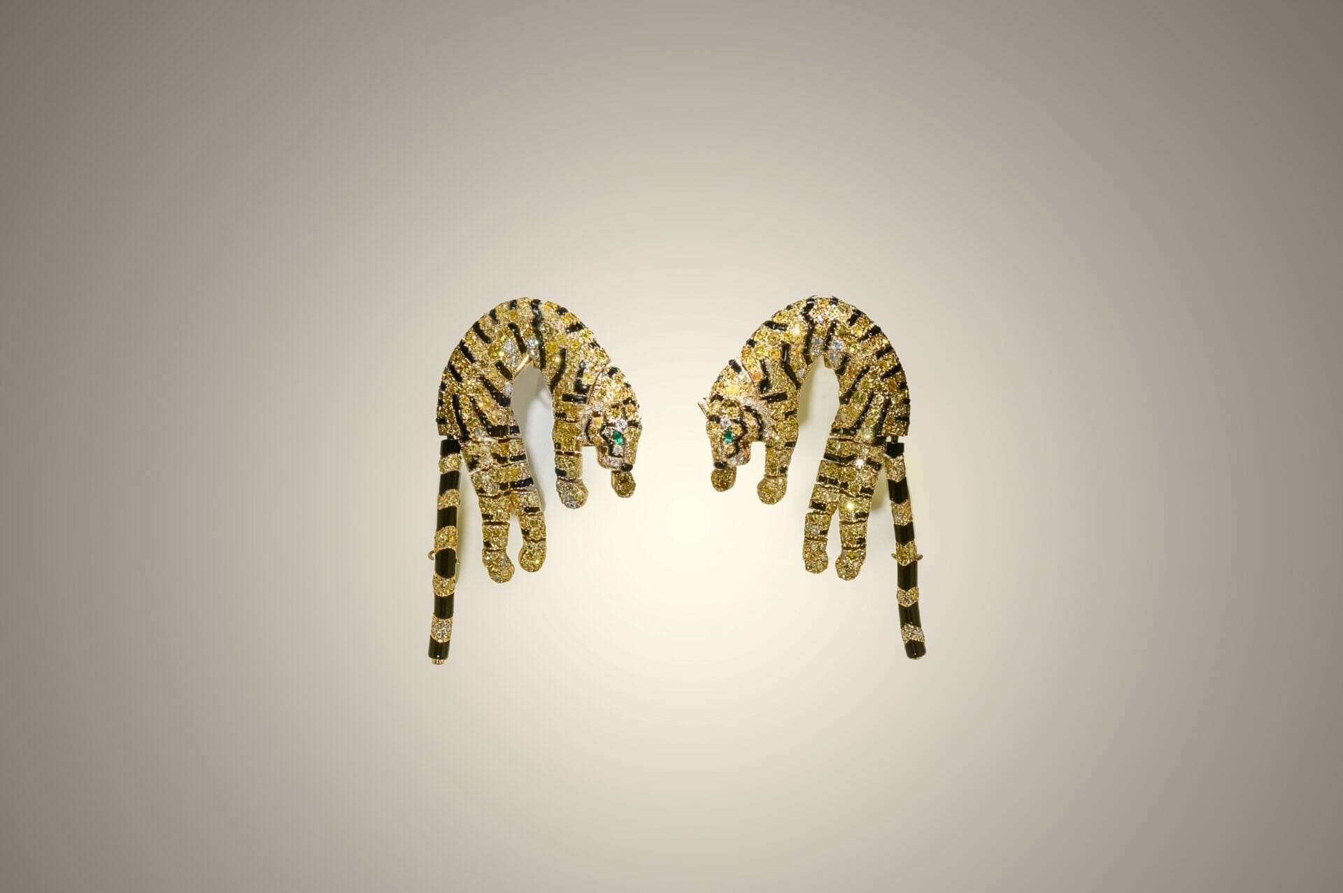 Barbara Hutton的虎形耳夹以金、钻石、祖母绿、缟玛瑙打造，创造于1961年。2 2