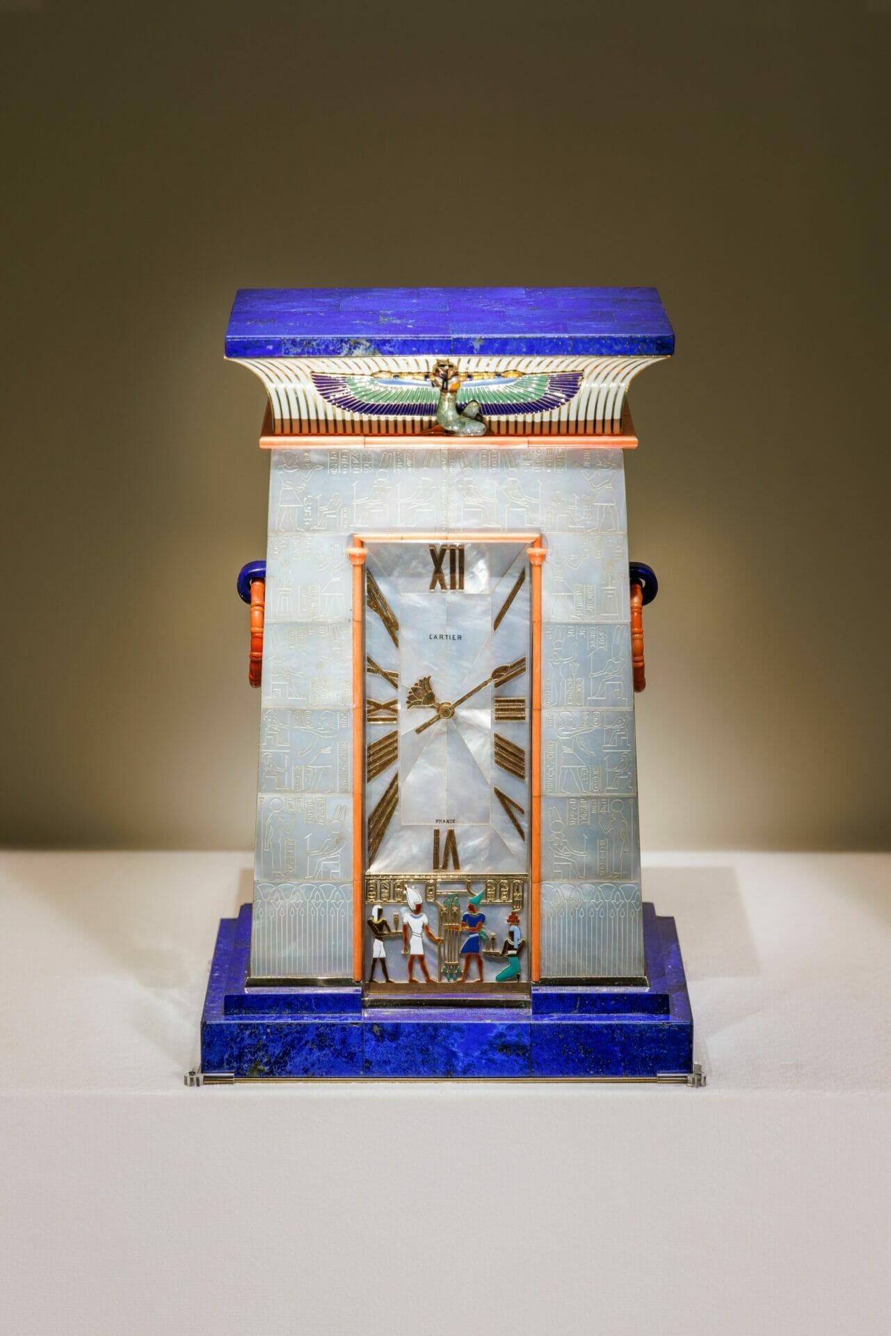 Florence Blumenthal夫人的埃及风格自鸣钟以金、镀银、螺钿、珊瑚、青金石、祖母绿、红玉髓和珐琅打造，创造于1927年。2 2