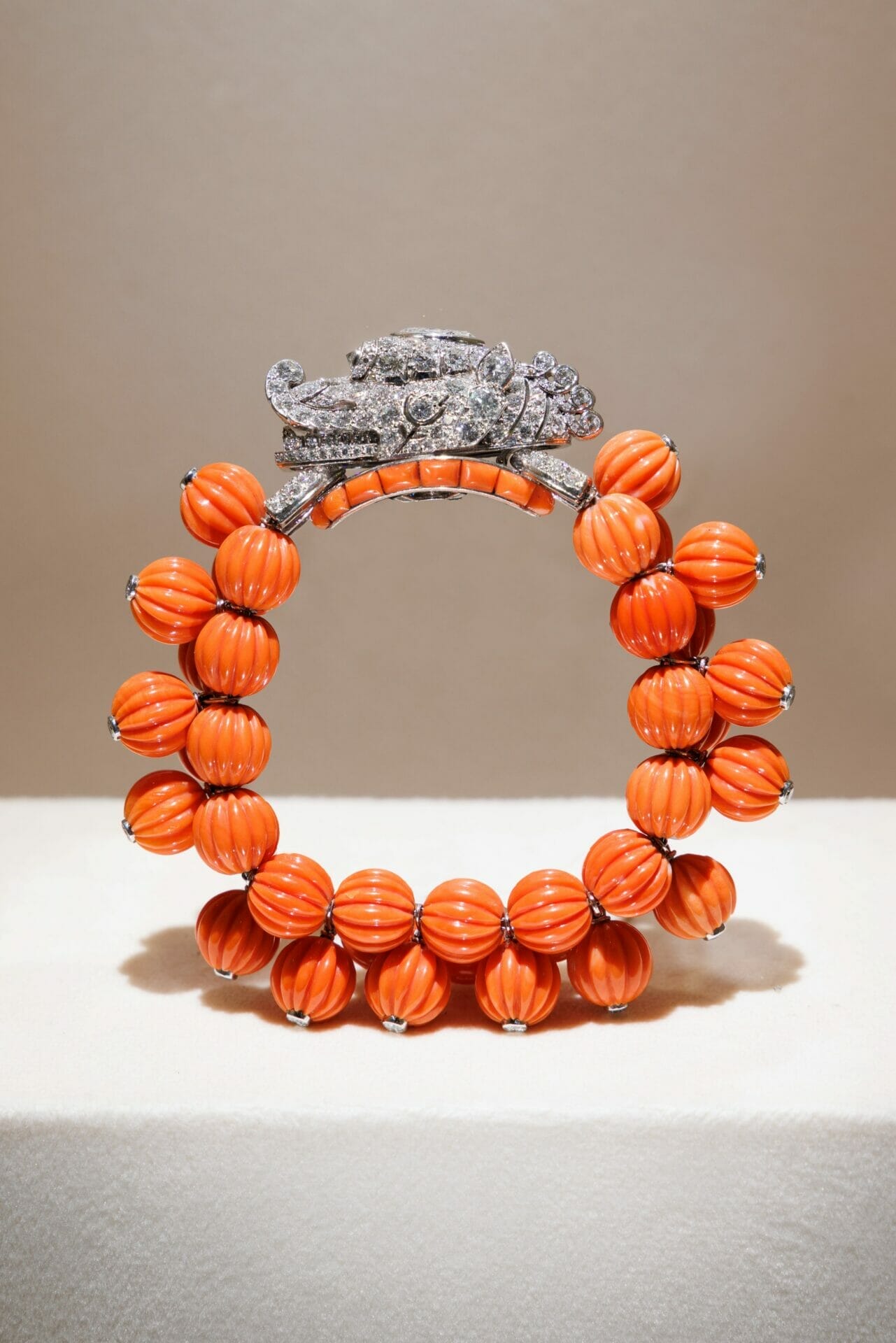 瑞兽手镯诞生于1954年，以铂金、白金、钻石、珊瑚打造。2