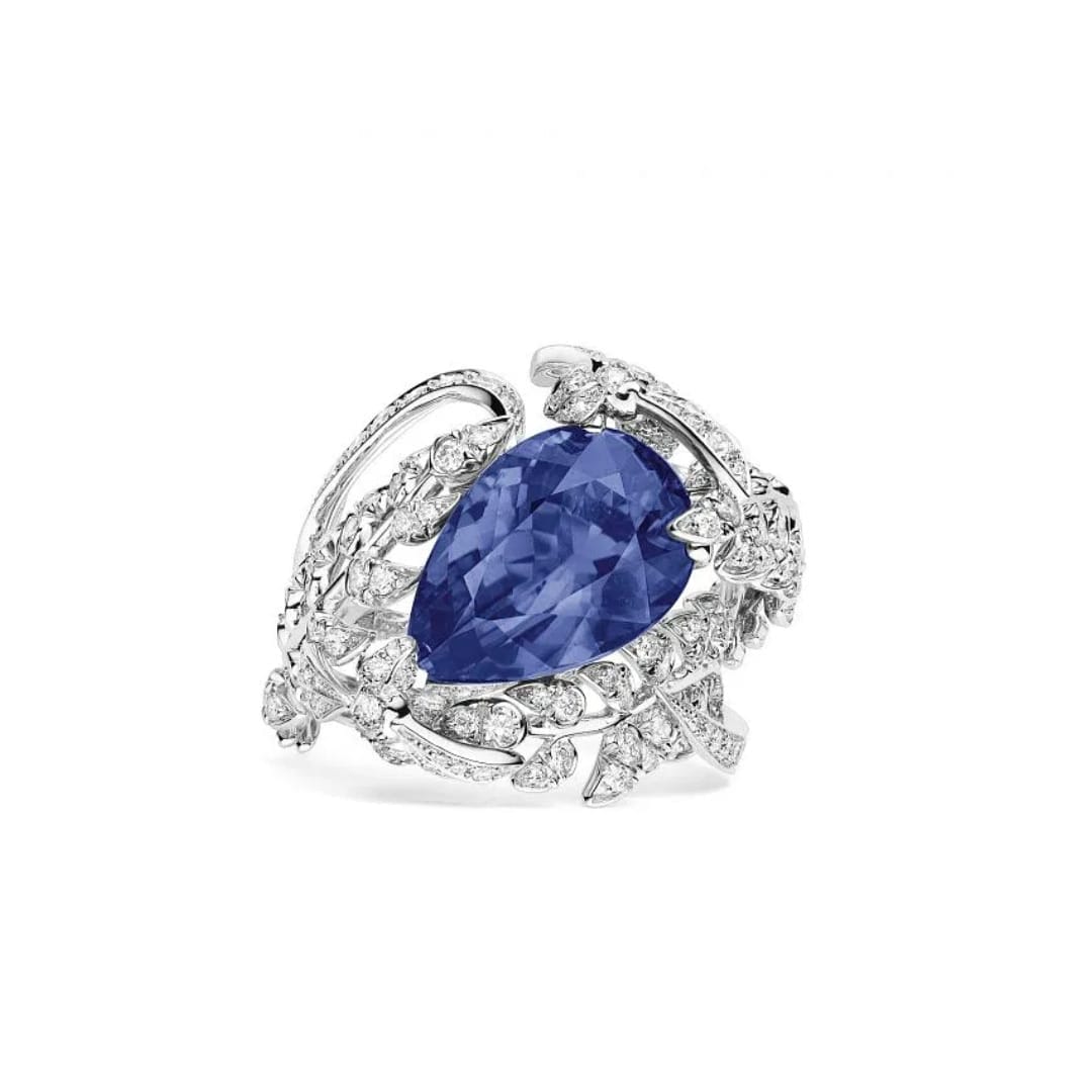 Chaumet Surprises l’Épi de Blé de Chaumet鸡尾酒戒指，白金镶嵌一颗梨形坦桑石和明亮式切割钻石。
