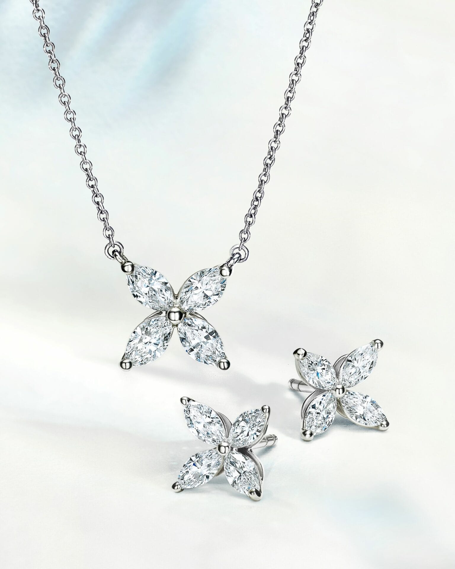 Tiffany Victoria® 铂金镶钻吊坠及耳环 2