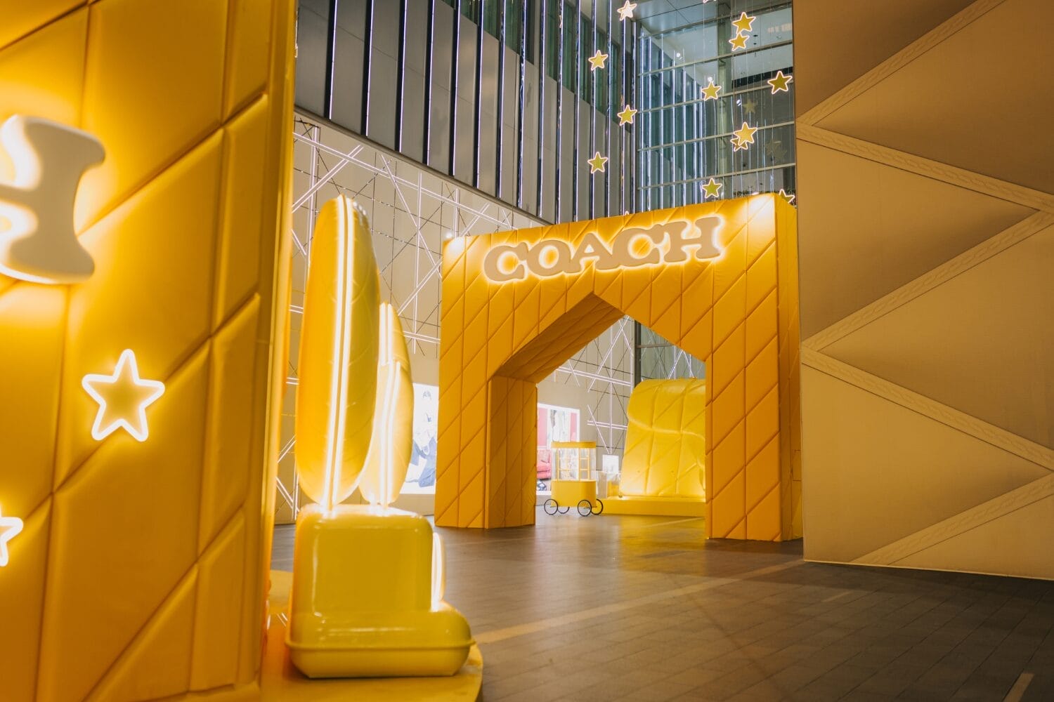 Coach 以夺人眼球的大型装置与大马人民共度佳节