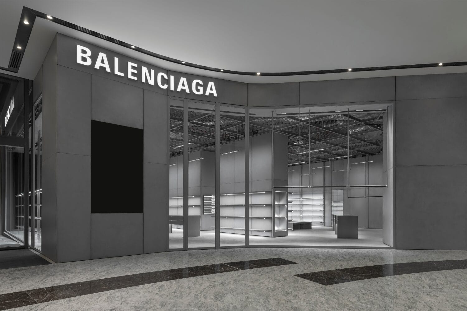 Balenciaga全新工业风概念店开业，品牌大使PP Krit现身开幕活动