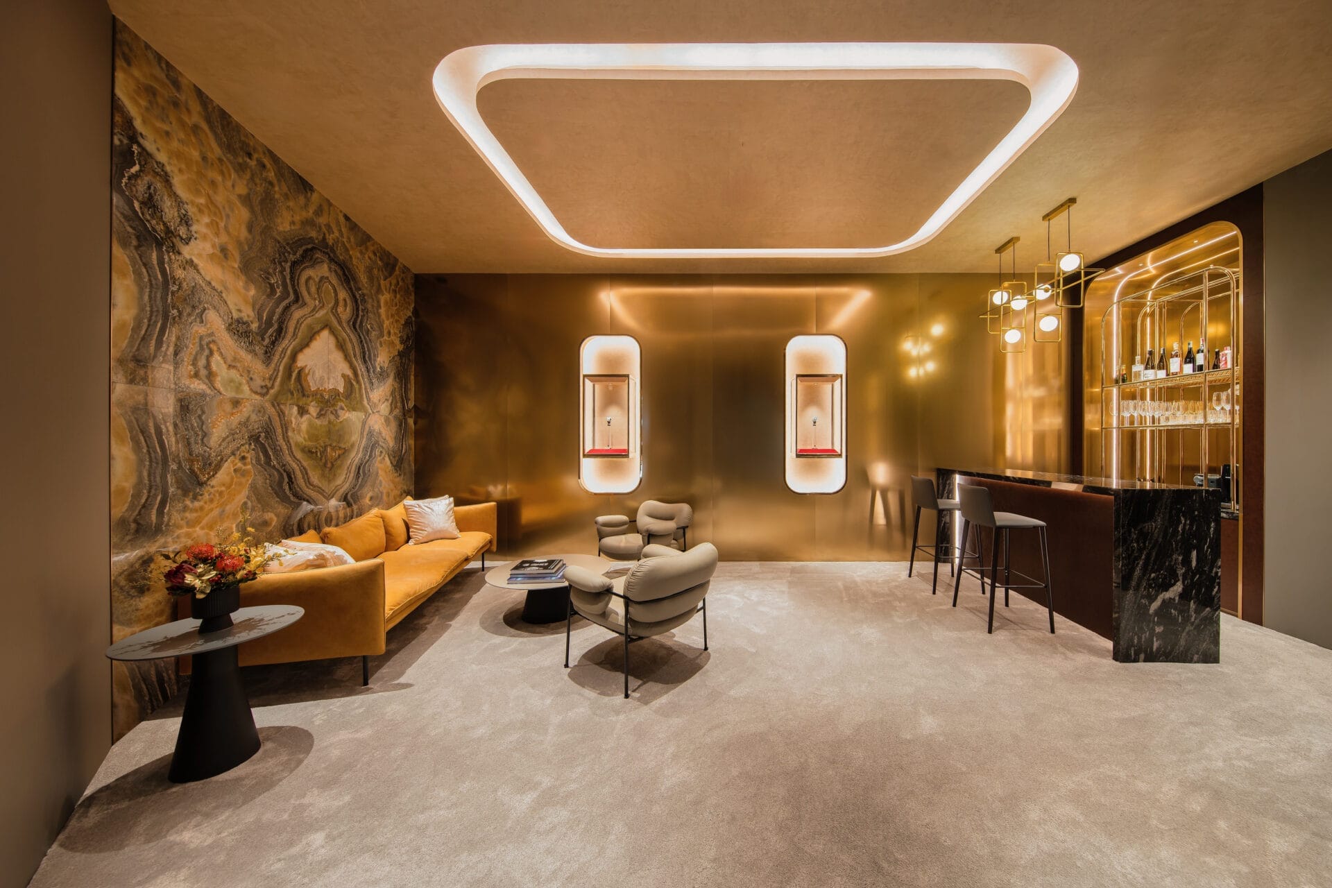 宾室设有小酒吧，让贵宾可以在隐秘舒适的空间内赏表。