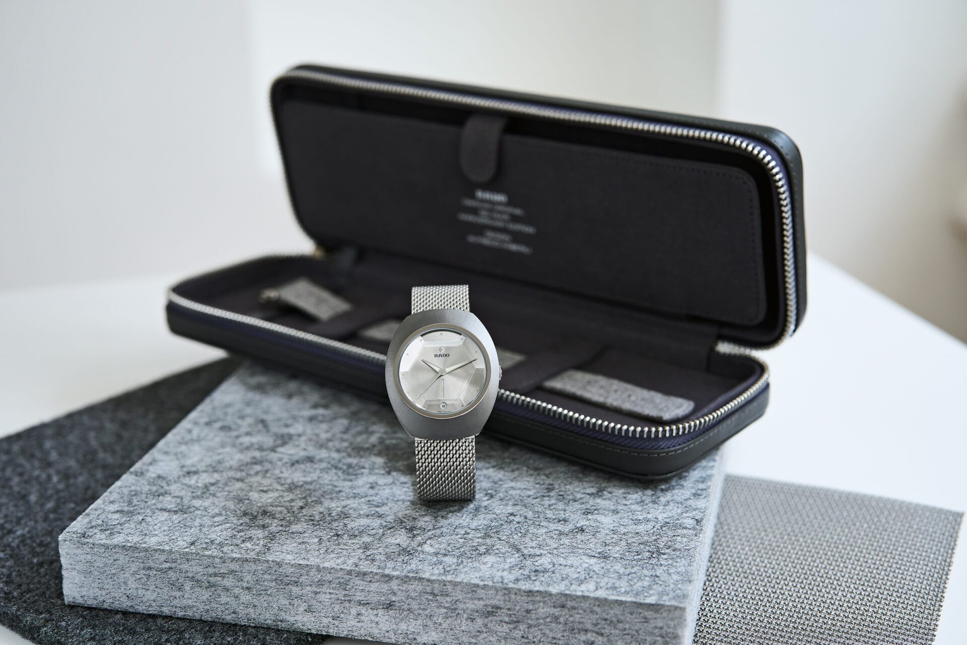 Rado DiaStar Original 60周年纪念版腕表延续了经典椭圆形表壳，采用了特制的Ceramos材质，结合了陶瓷的硬度和金属合金的光泽及耐抗性。 (2)