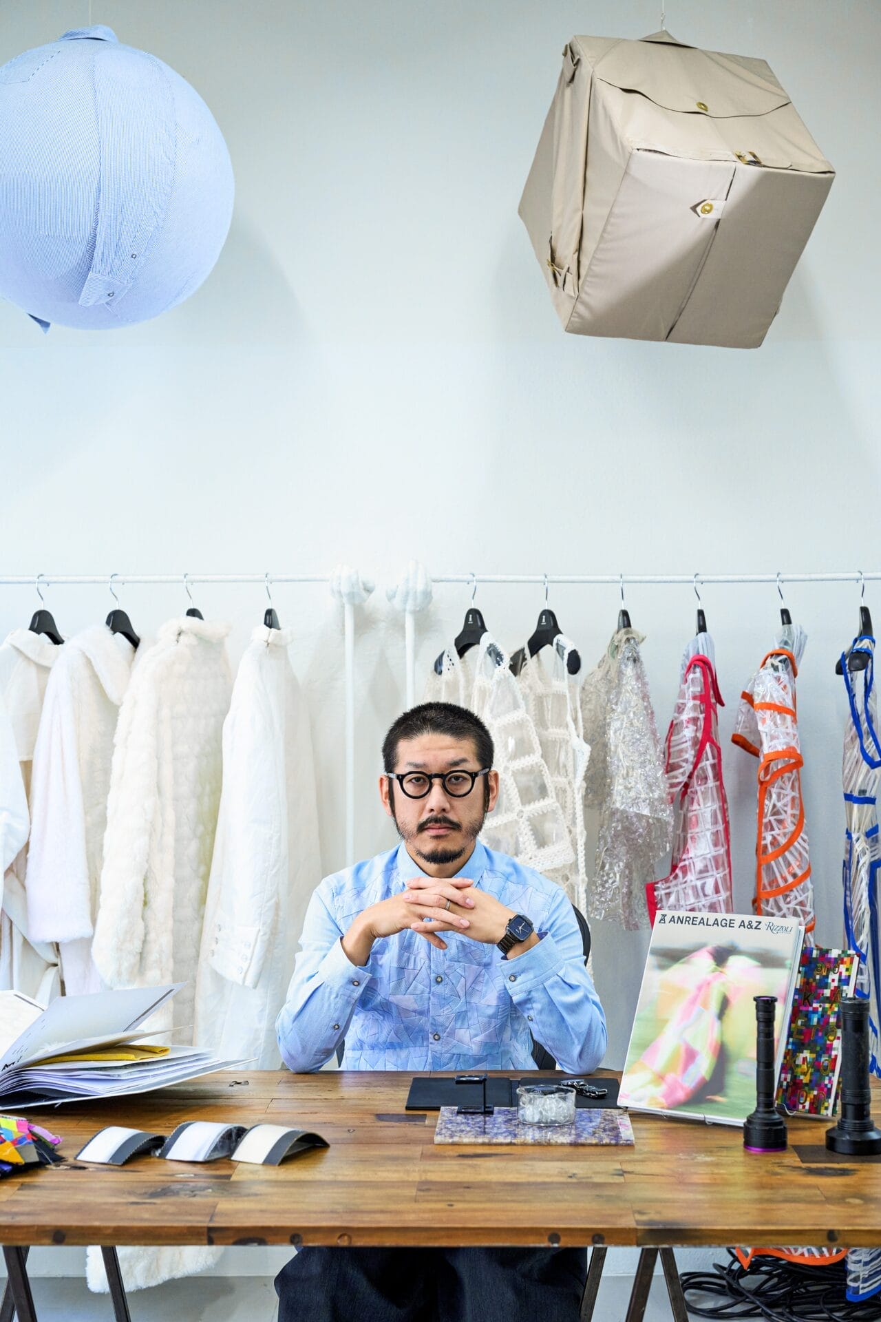 Rado再次与日本时尚设计师Kunihiko Morinaga合作，推出Rado True Square x Kunihiko Morinaga特别版腕表。3