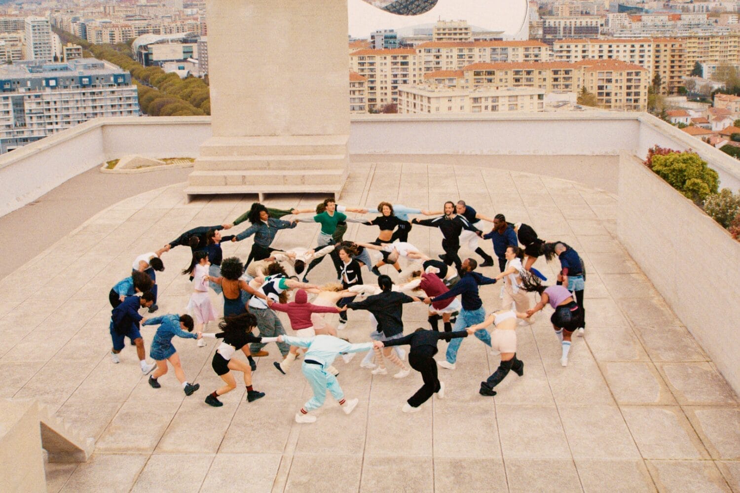 香奈儿 2024/25早春度假系列在法国马赛发布