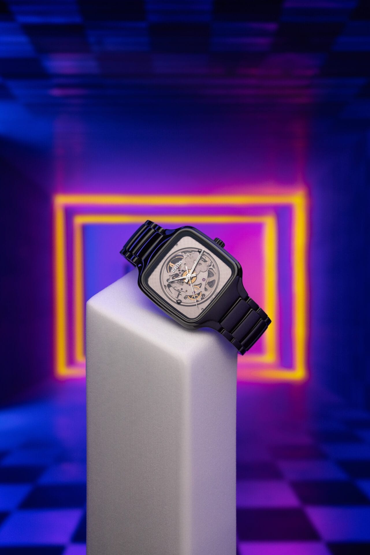 腕表的视觉效果令人惊叹，经过光致变色处理的表盘，即能根据光线强弱改变颜色。 (1)