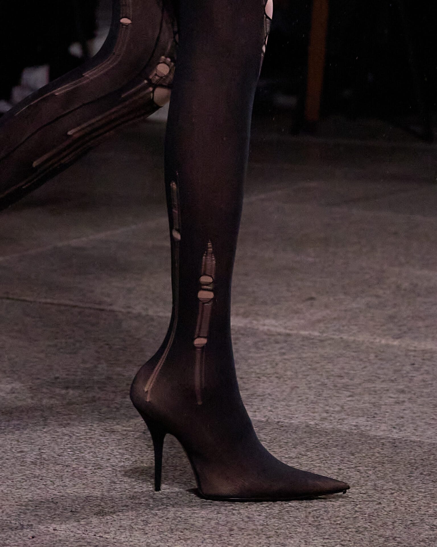 BALENCIAGA SPRING 25 CLOSE UP IMAGE 11