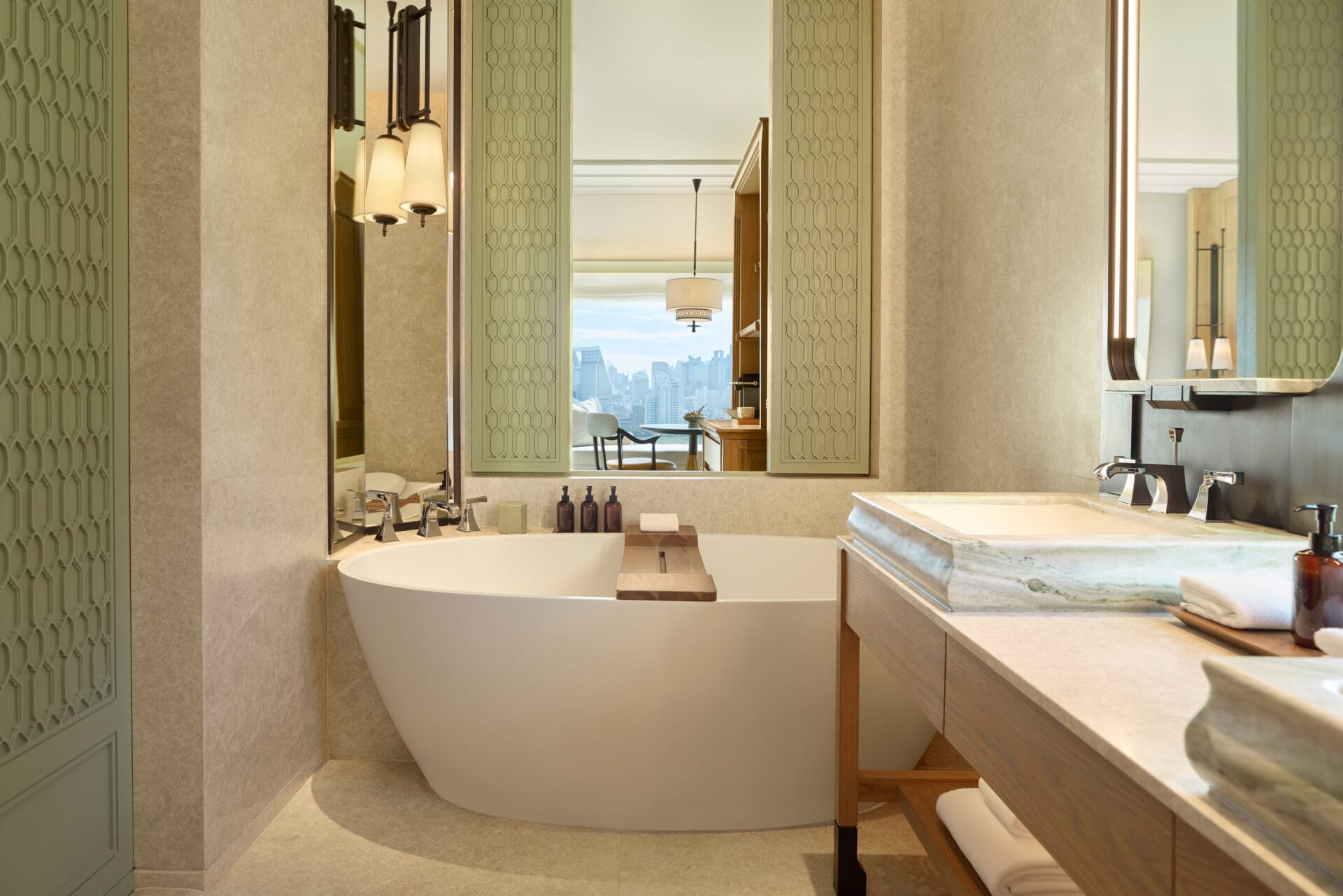 dusit-thani-bangkok-accommodation-deluxe-corner-twin-bathroom
