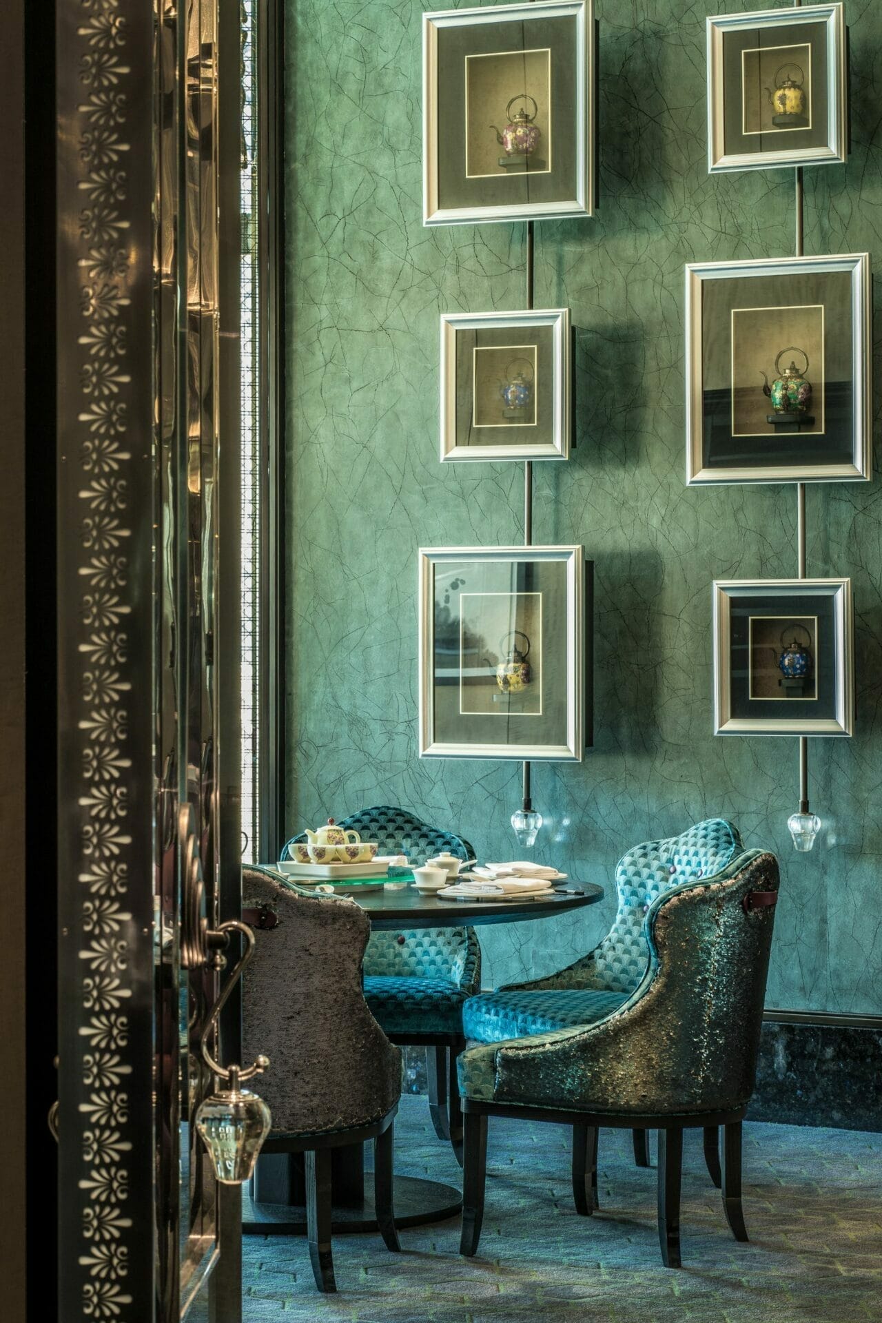 坐在玻璃窗旁边，让你一边享受美食，一边欣赏城市美景。2