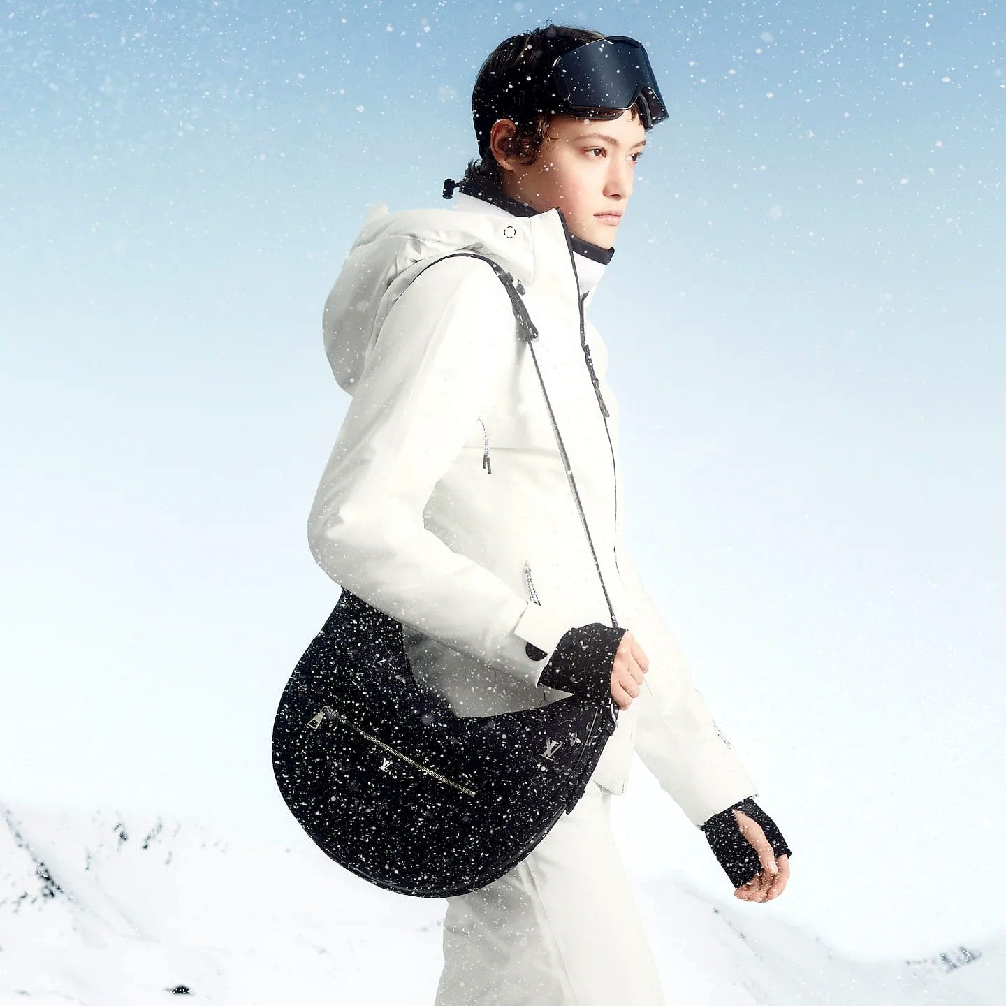 louis-vuitton-lv-snow-mask-s00-sunglasses–Z2635W_PM1_Worn view