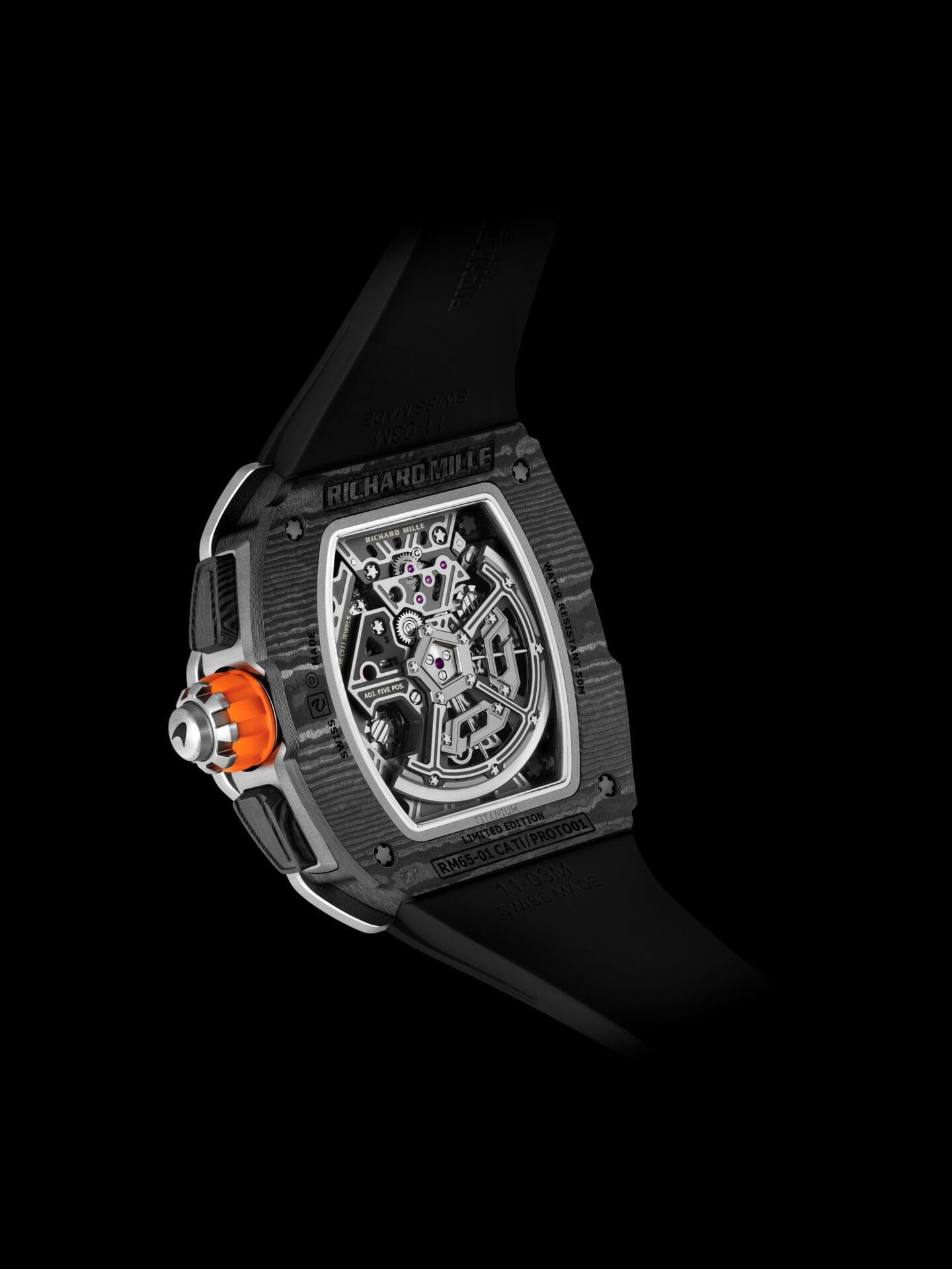 通过蓝宝石水晶底盖，佩戴者可欣赏到精湛的机芯工艺。 (1) 2