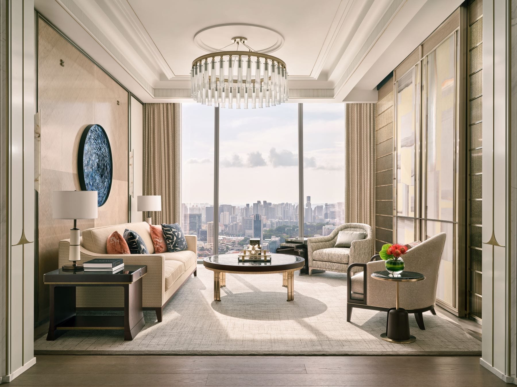 Chairman Suite是滨海湾金沙酒店最华丽的套房，宽敞的起居区设有三间或四间卧室，配有设施齐全的厨房和酒吧，可举办奢华的晚宴活动和派对。2