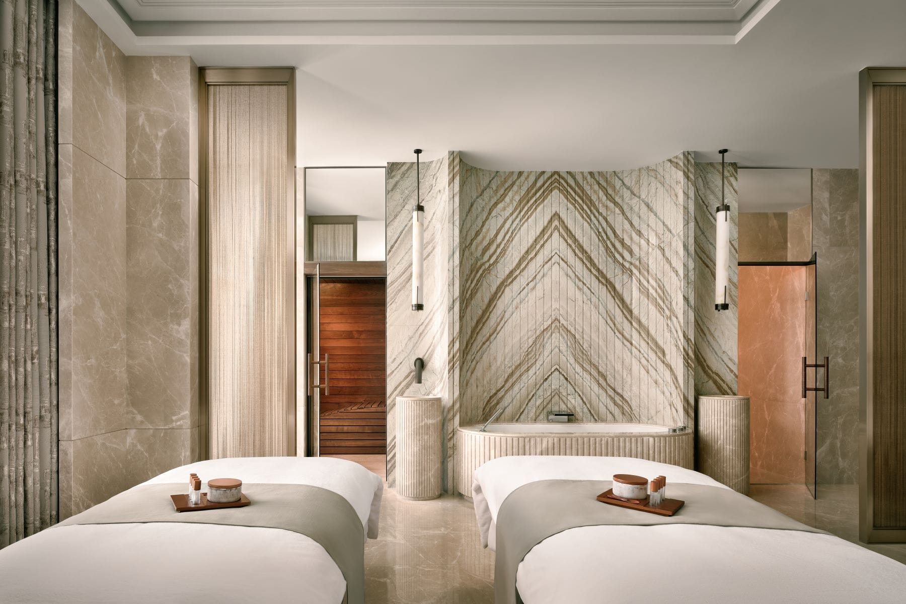 Horizon Suite天际套房平均330平方米，拥有1间起居室和1间卧室；按摩室配备2张按摩床、护理设备和干蒸桑拿房。2