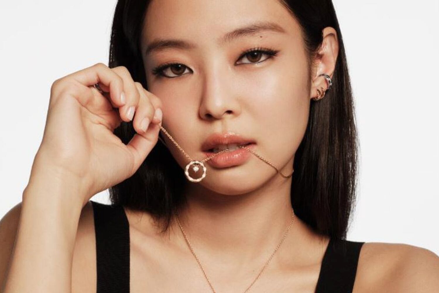 Jennie 完美演绎 Chanel Coco Crush 珠宝的叠搭之美