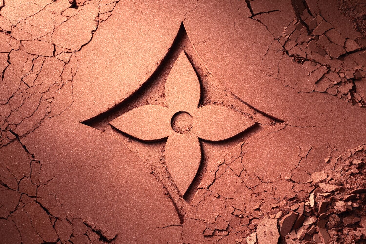 路易威登揭幕全新篇章：La Beauté Louis Vuitton 美妆系列华丽登场