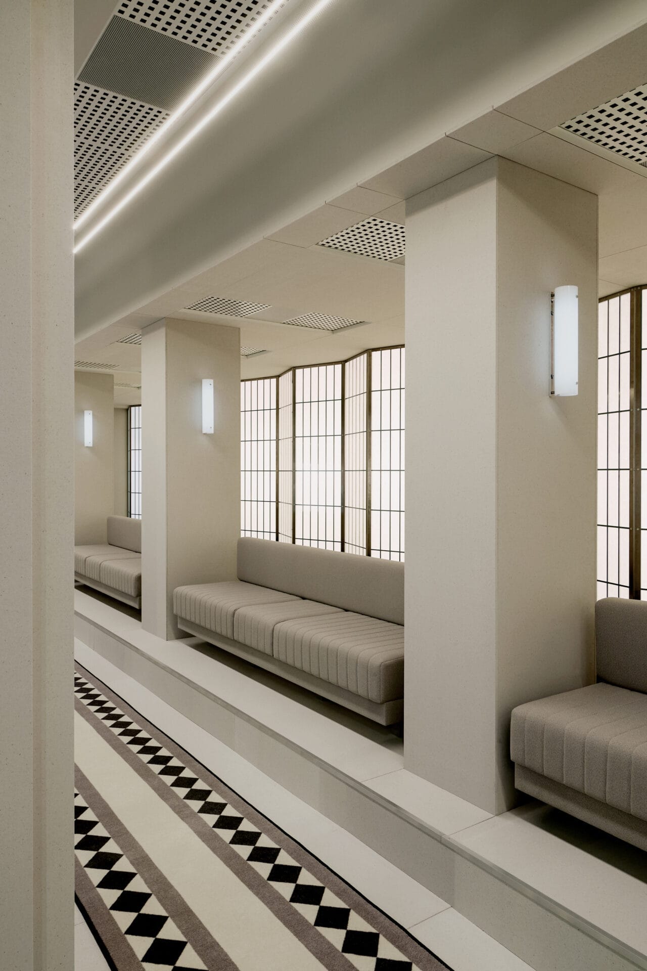 WOMEN_FW25_SHOW_EMPTY_SET_1_STELLAR