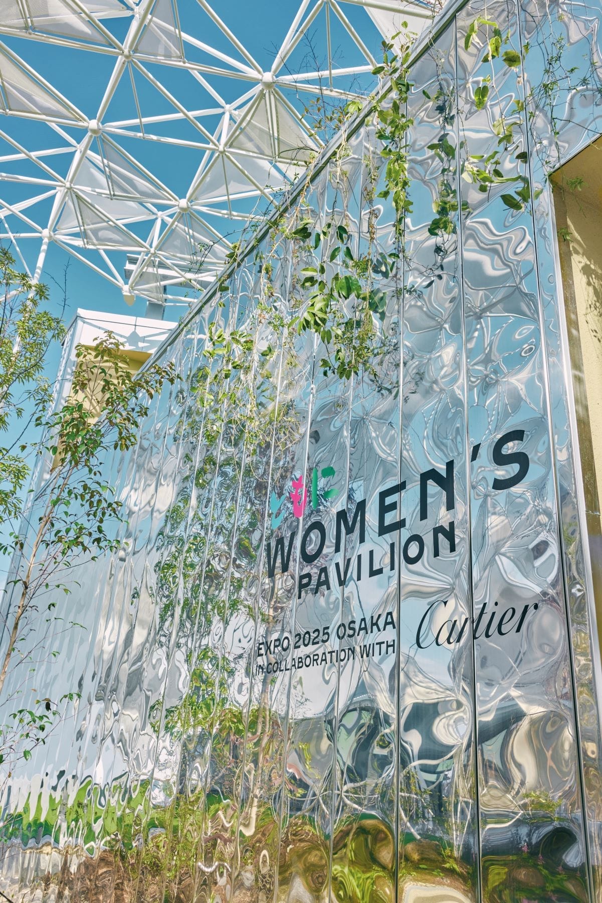 Women’s Pavilion_Entrance Garden with logo_Victor Picon ©Cartier_CMJN