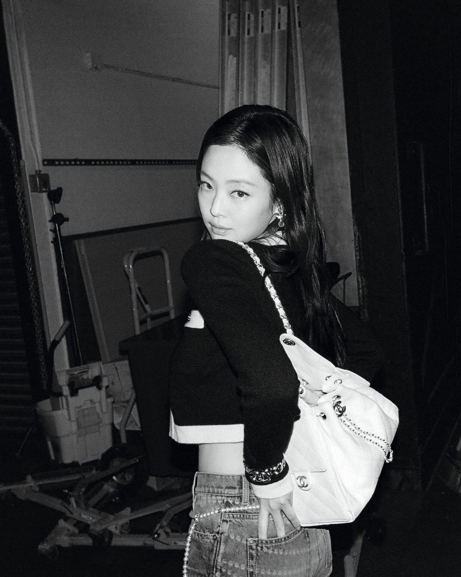 chanel_the-chanel-25-handbag-ad-campaign_jennie_making-of_photo-chanel-2-HD