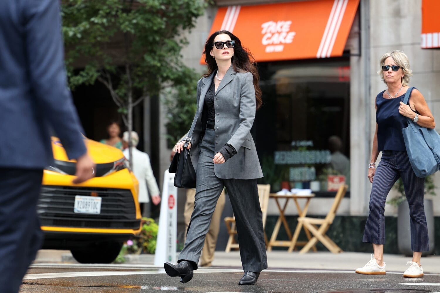 Anne Hathaway 回归《穿着 Prada 的恶魔 2》，最新戏服曝光！