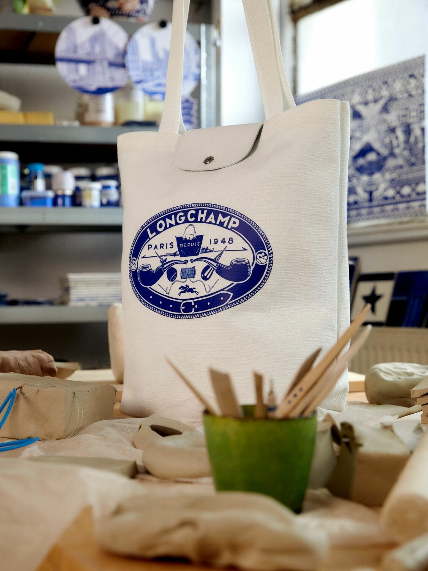 2025秋季限定联名系列，以蓝白双色为基调，谱写一曲关于巴黎与创作的诗意乐章。2-2