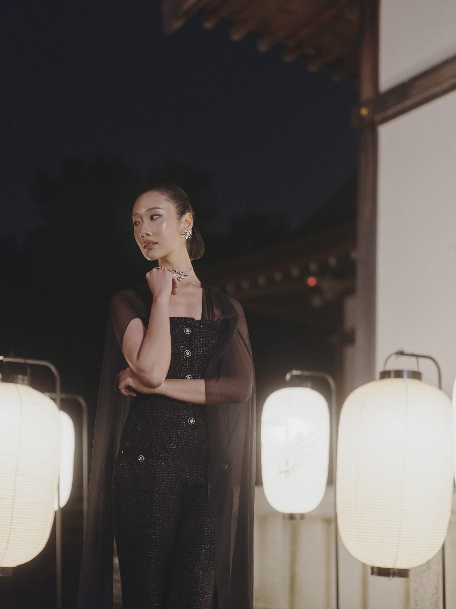 Chutimon佩戴Dazzling Star项链、戒指和耳环。