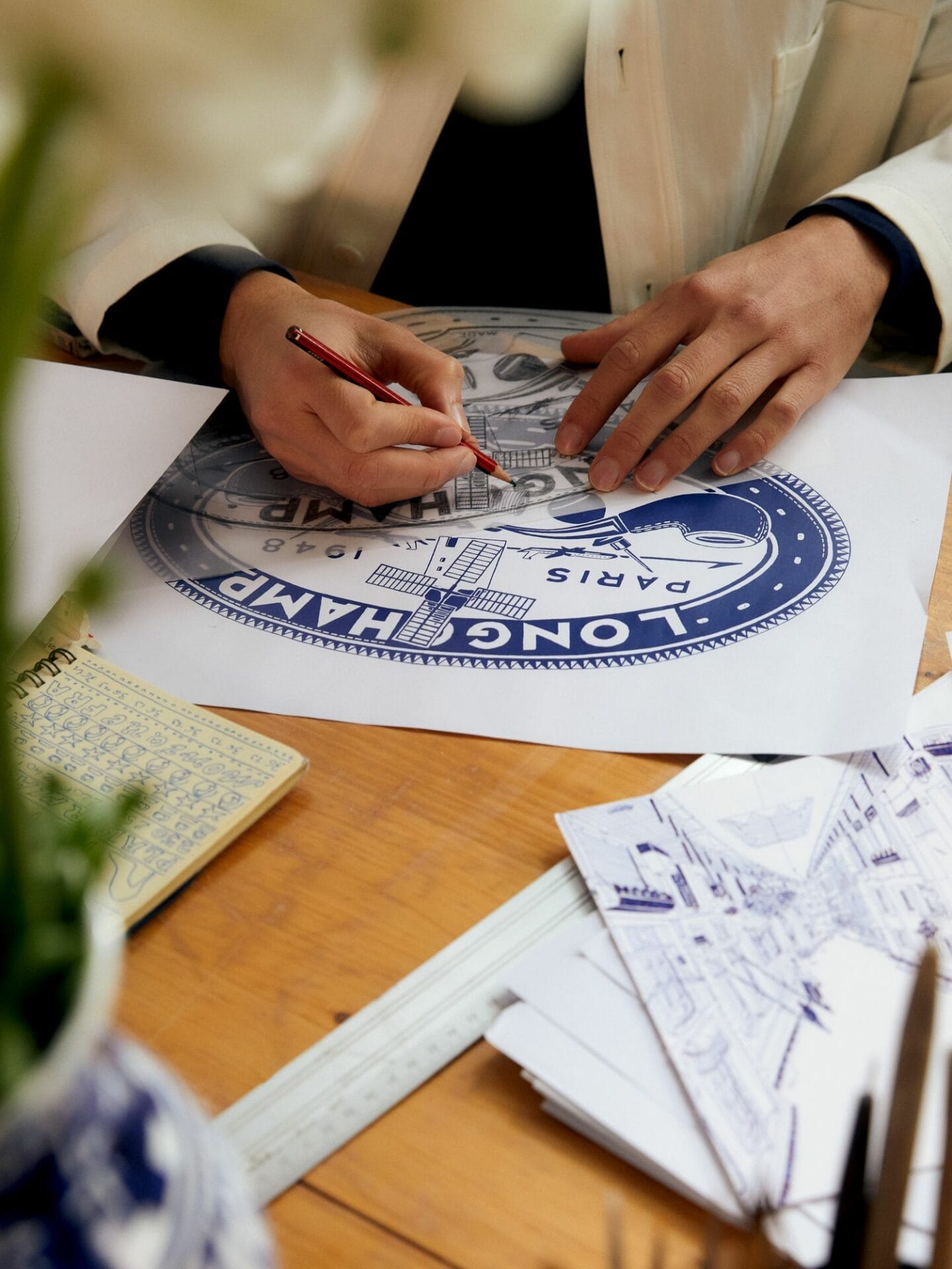 Constantin Riant以钴蓝色线条勾勒出巴黎街坊中的匠人日常。2