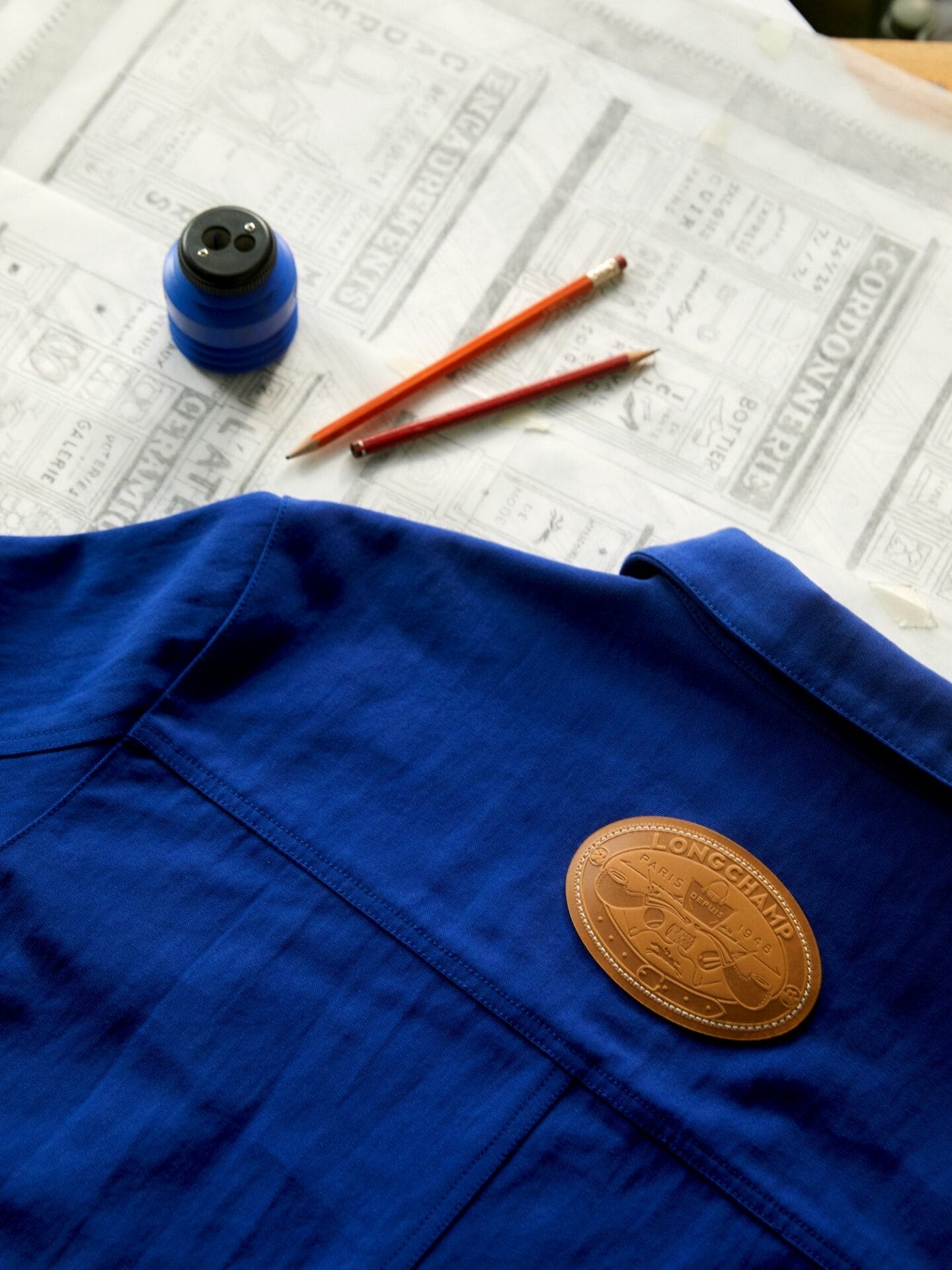 Constantin Riant特别设计了一个独一无二的“工坊徽章”。2