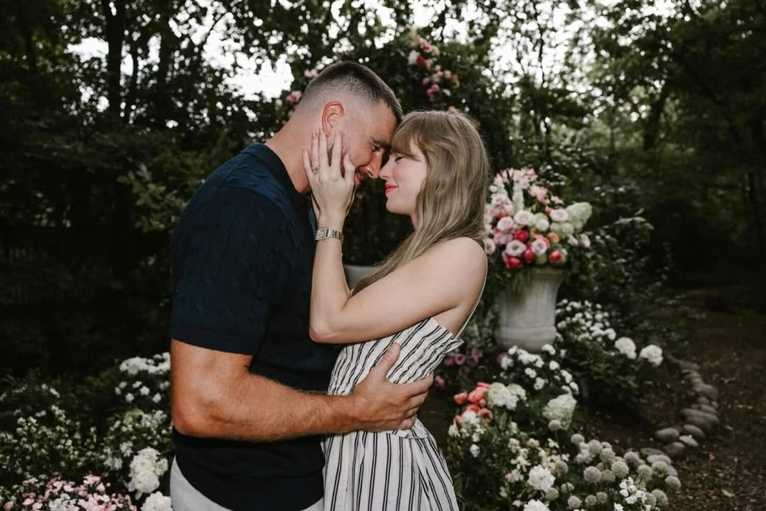 Taylor Swift 要结婚了！订婚戒指与造型成焦点