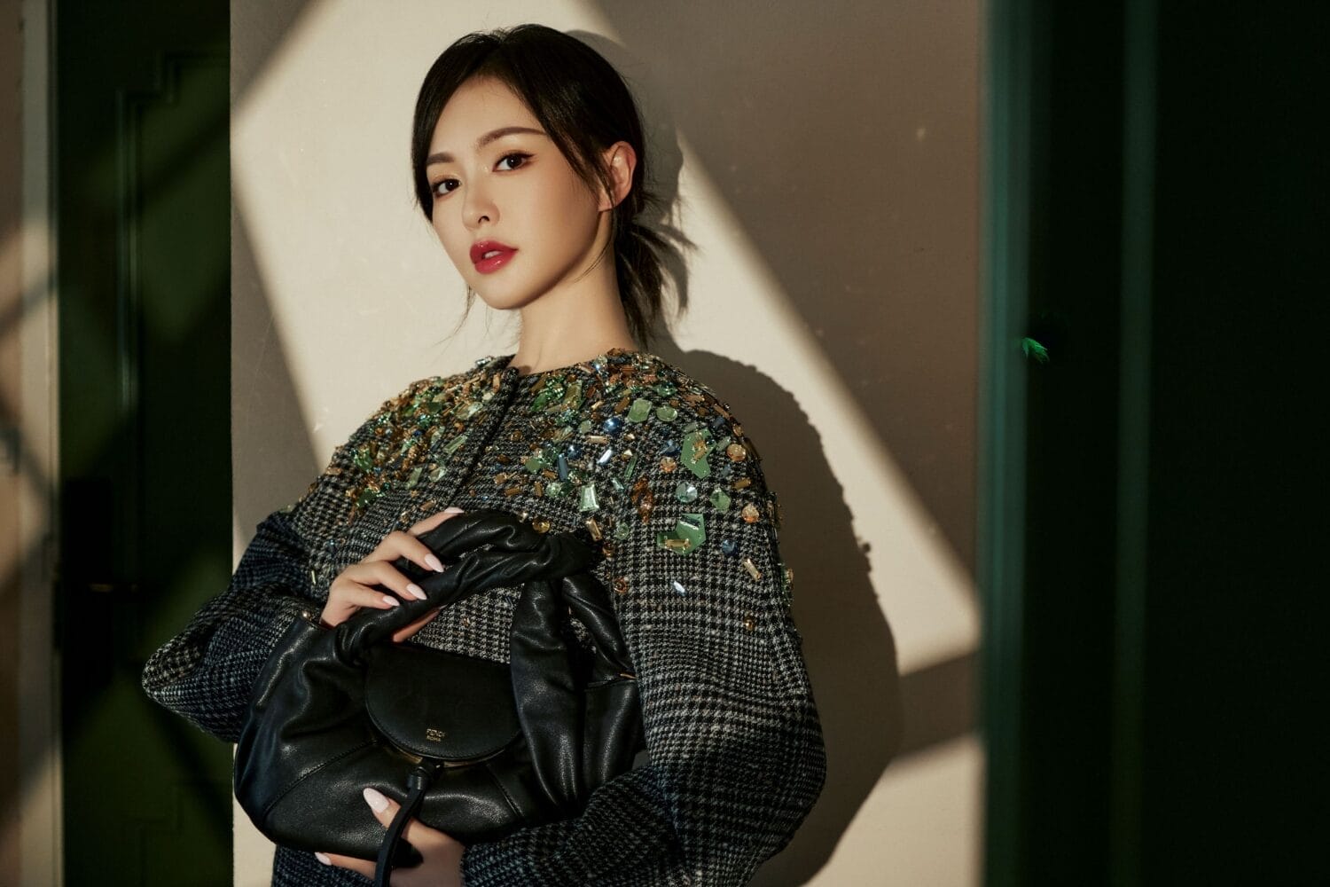 Fendi Spy Bag：为何它能成为明星们追捧的“间谍包”？