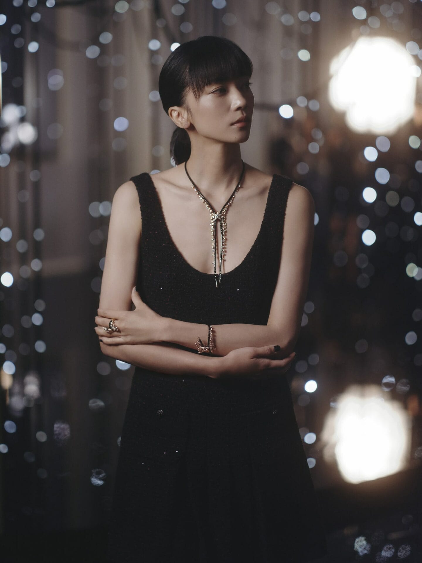 中国舞者吴孟珂佩戴Take My Breath Away项链、手链及戒指。