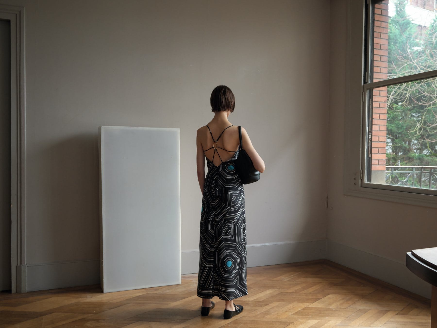 在Louise Bourgeois的艺术语境中，螺旋代表着复杂情感的象征，源自她对童年记忆的深刻挖掘。2