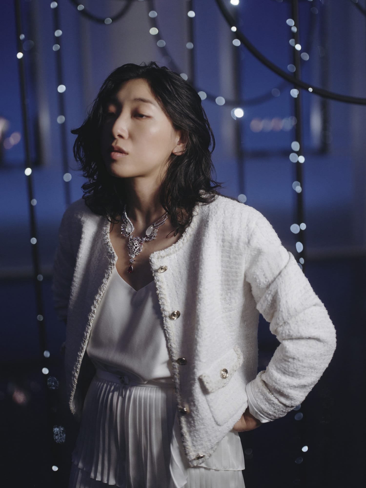 安藤樱佩戴 Follow Your Heart项链和戒指。