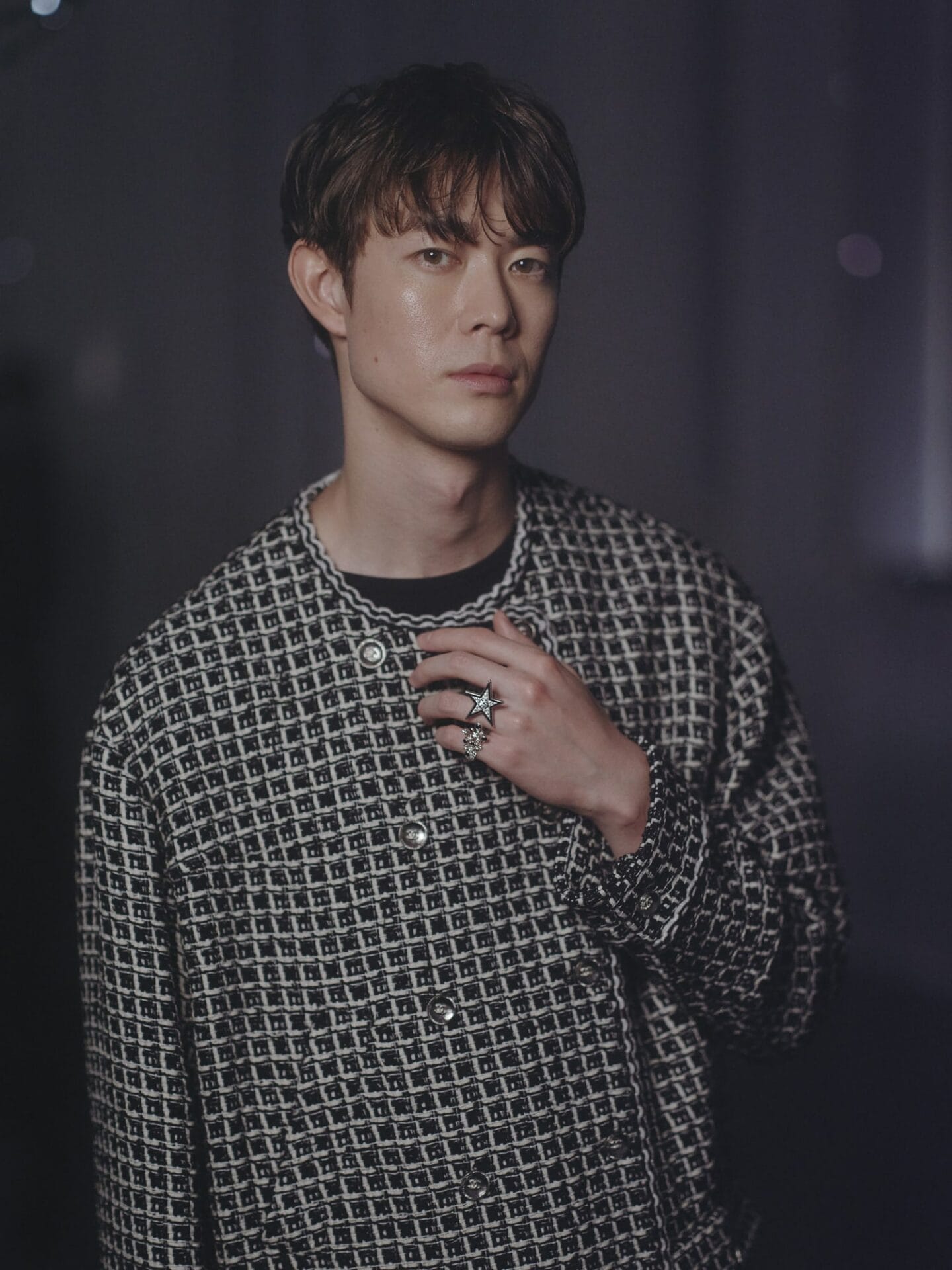 宫沢氷魚佩戴了Five Stars 戒指。