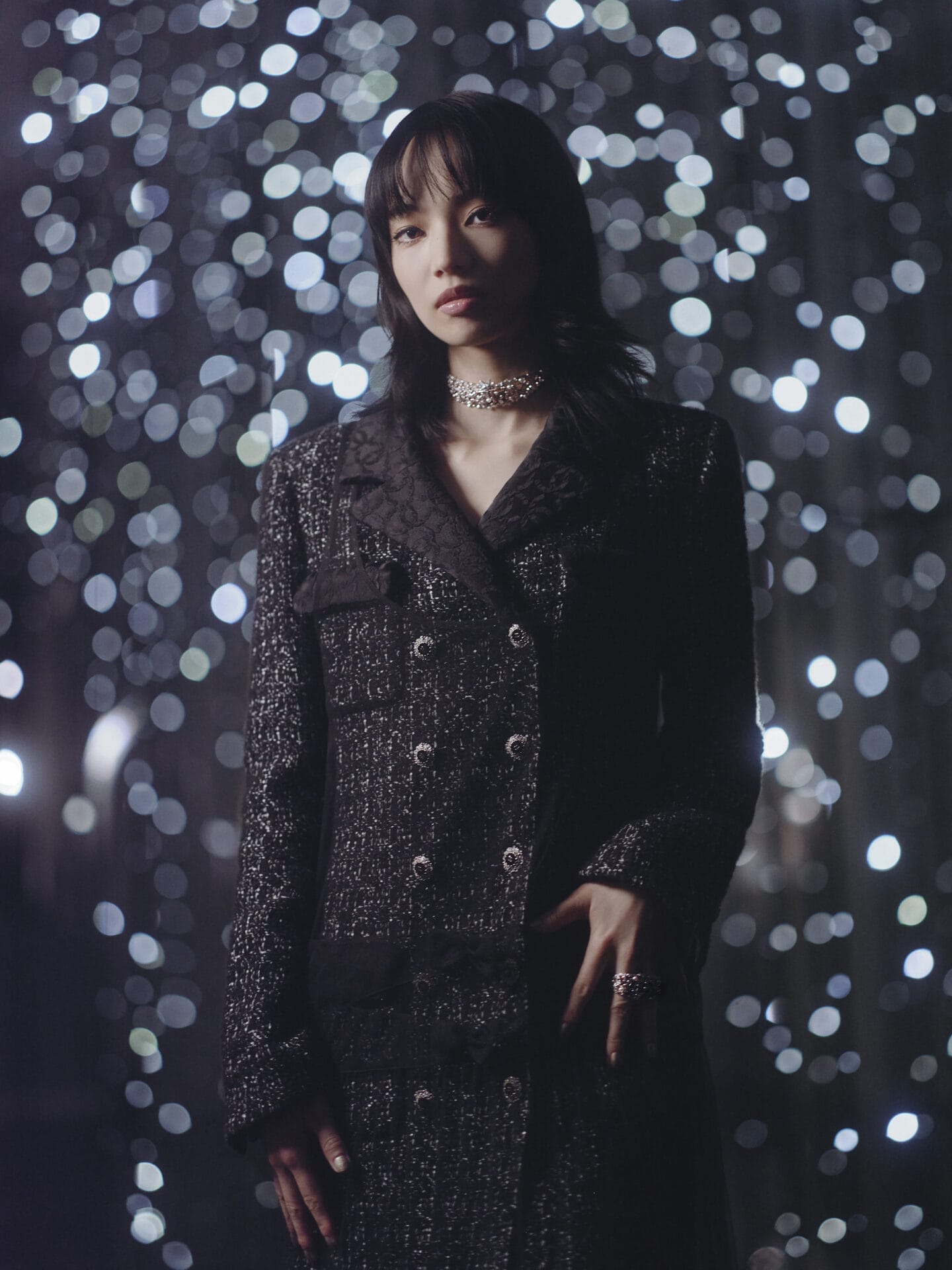 小松菜奈佩戴了Aim for the Stars系列的项链和戒指。