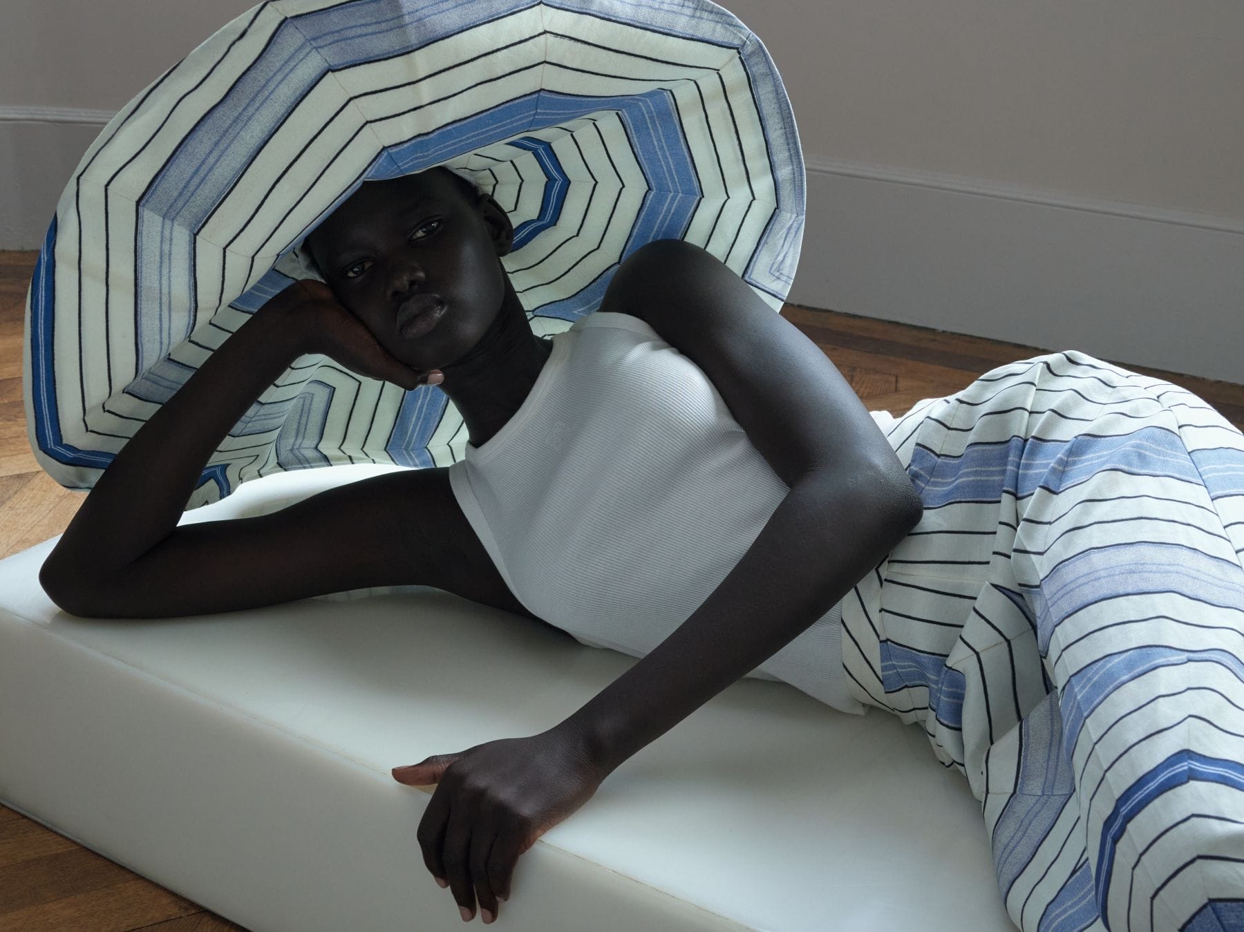 拼布伞裙及柔软宽边帽，皆采用螺旋图案与几何条纹。2