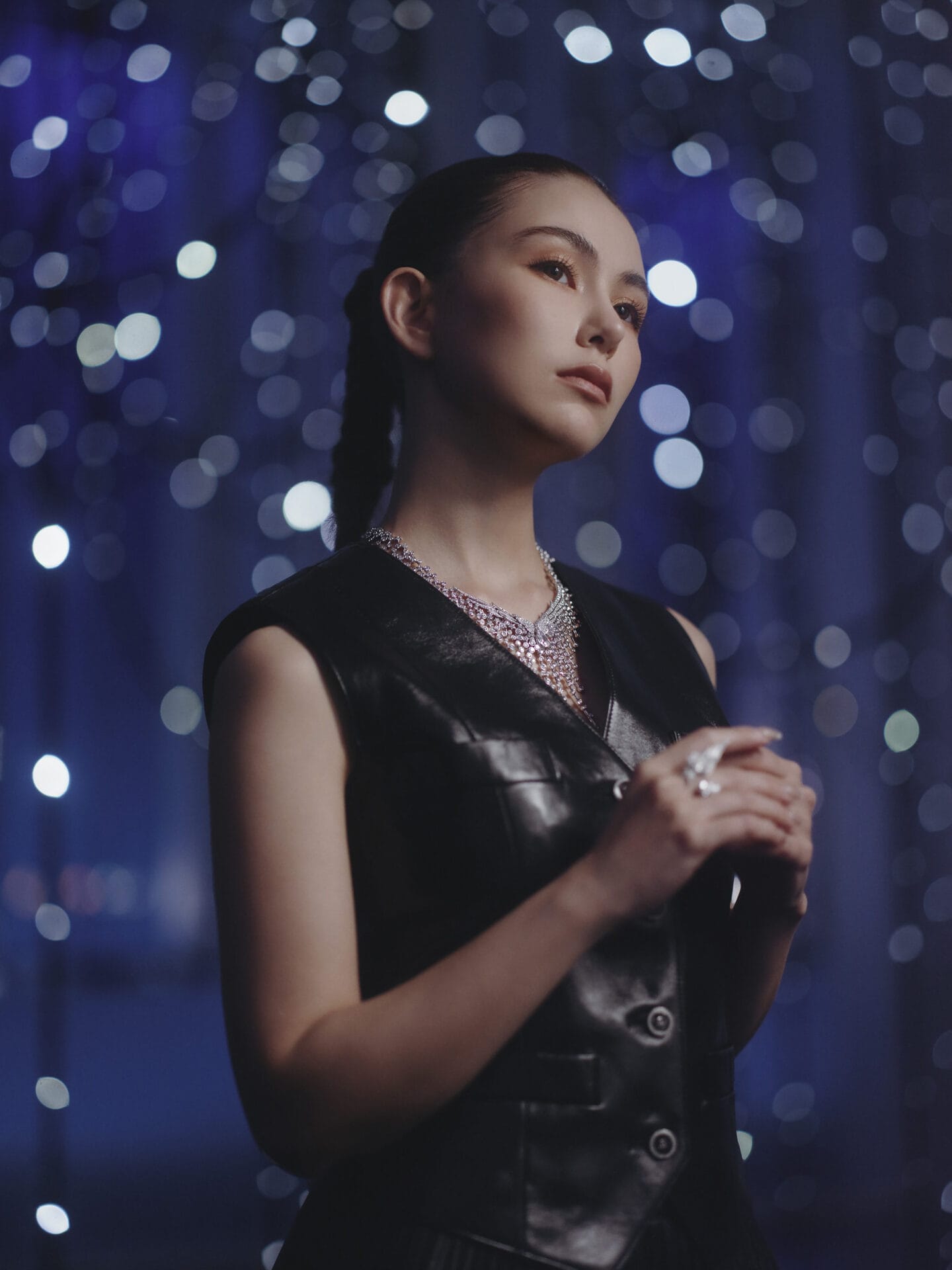 昆凌佩戴的Pretty Wings玫瑰金项链中央镶嵌了1颗1.50克拉梨形切割钻石。