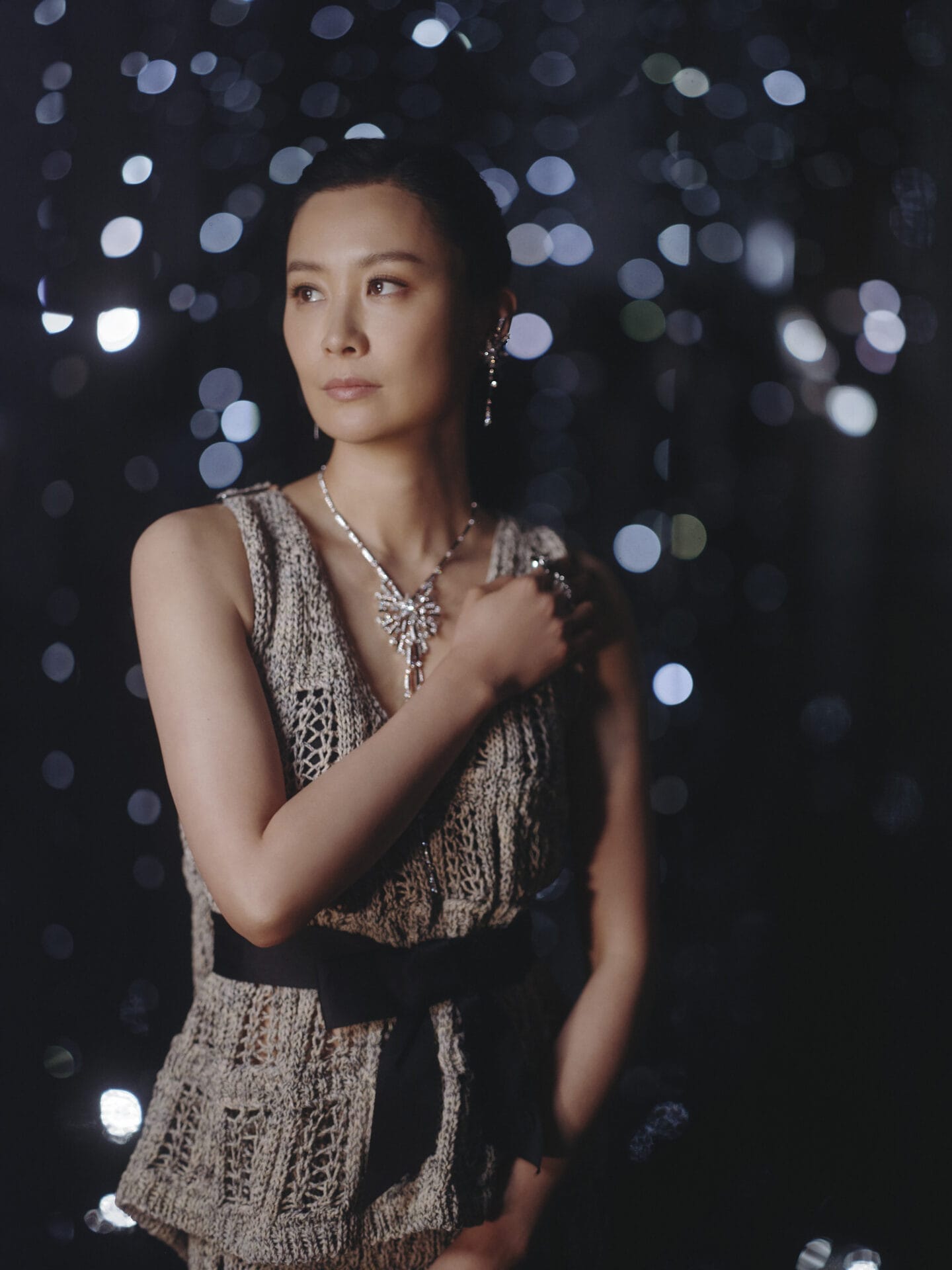 陈法拉戴着的Blazing Star项链悬坠的链条可取下作为手链单独佩戴，而项链亦可同时作为短项链款式佩戴。