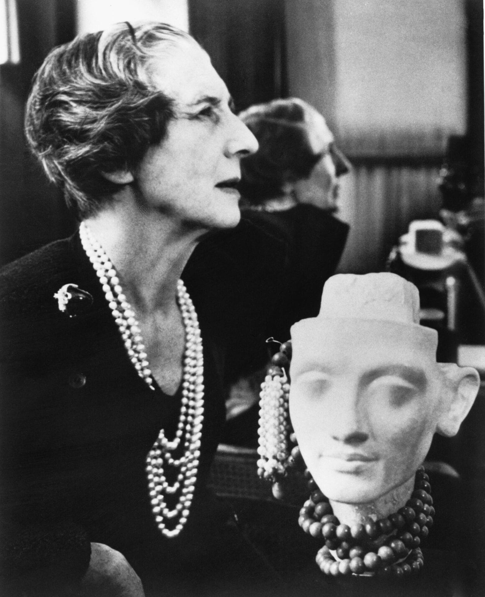 Jeanne Toussaint这张照片拍摄于20世纪50年代末，由Cecil Beaton在Jeanne Toussaint位于和平街的办公室里为她拍摄。