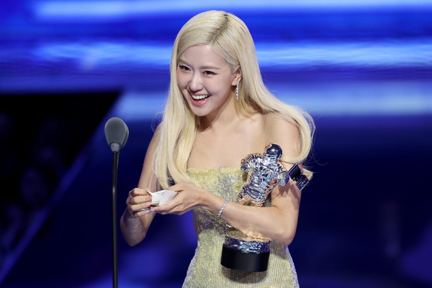 Rosé 摘得 2025 MTV VMAs 年度歌曲 ：谢谢自己从未放弃