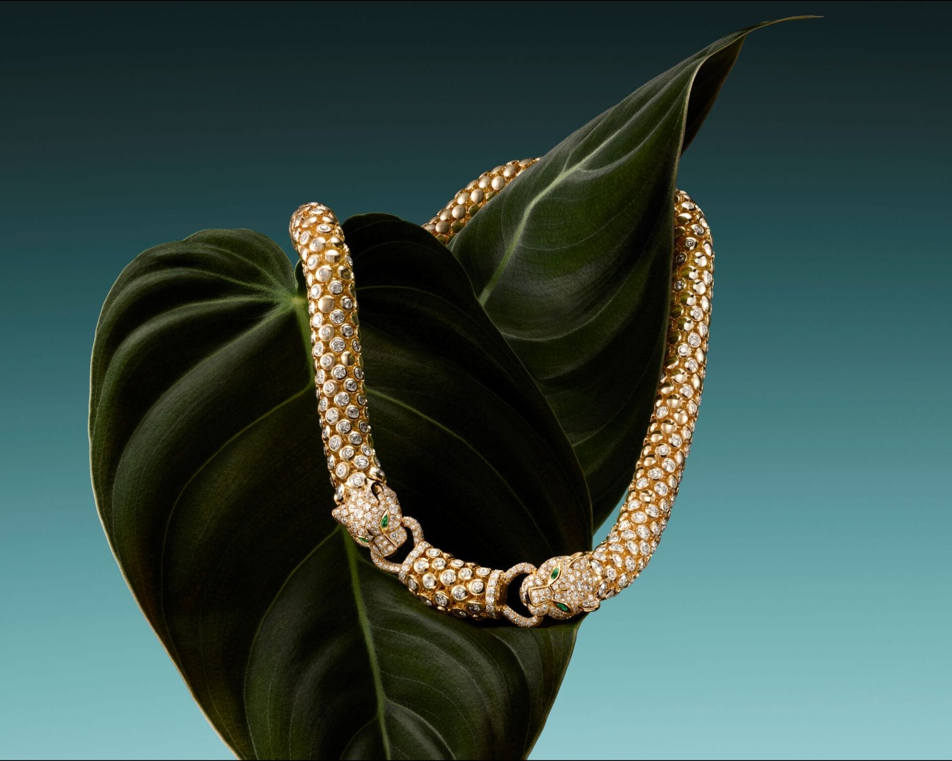 猎豹项链以黄金、缟玛瑙、祖母绿和钻石打造。