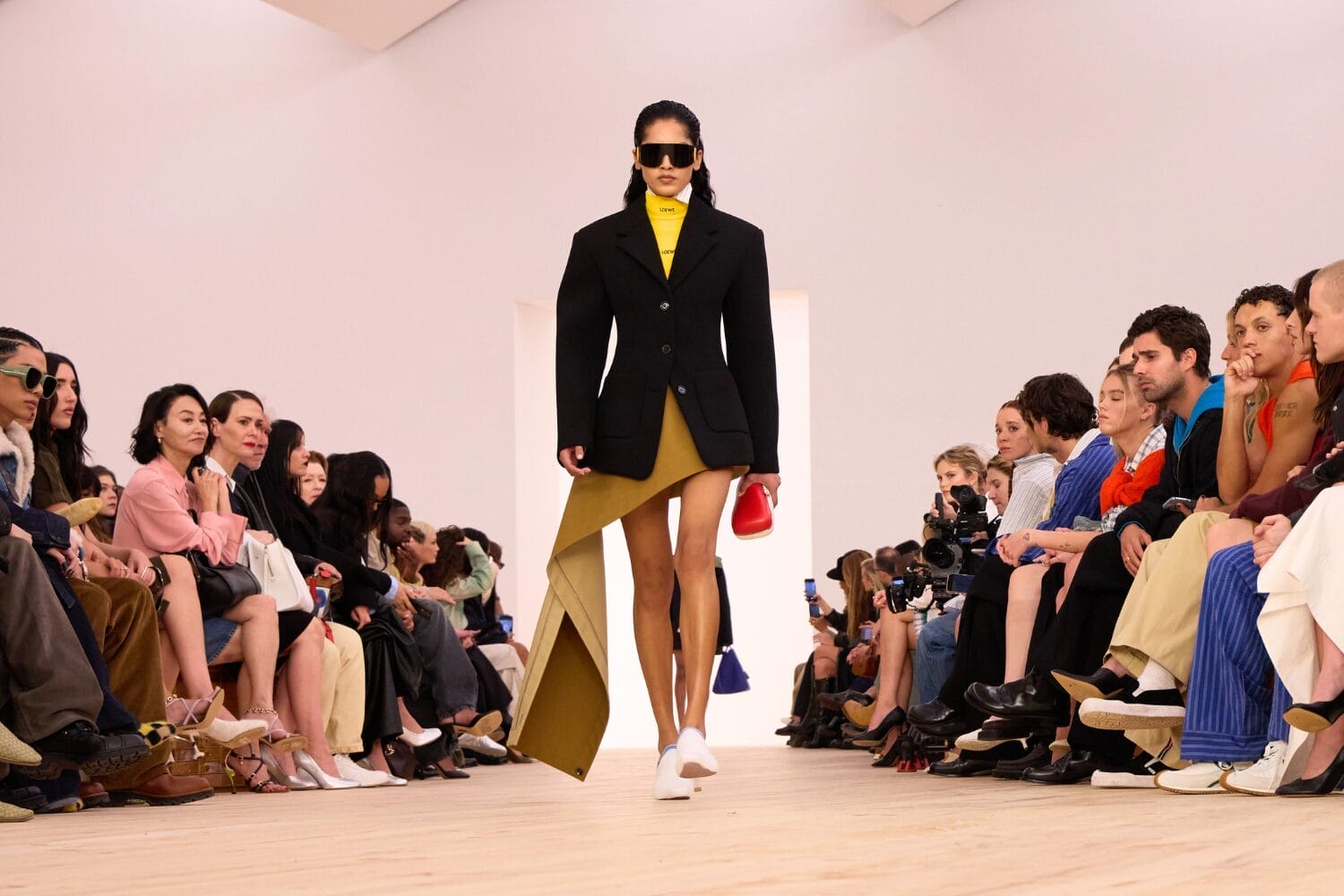 Loewe 2026 春夏时装系列诠释身体的诗意