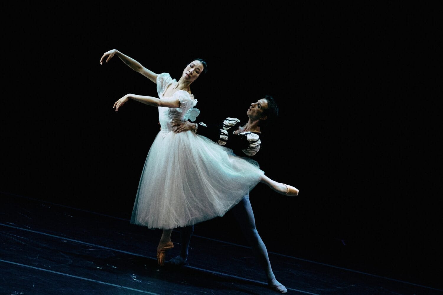 Chanel 为巴黎歌剧院青年芭蕾舞团打造舞衣